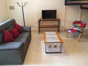 El oasis في Saladillo: غرفة معيشة مع أريكة وطاولة قهوة