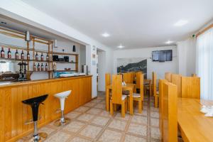 un ristorante con sala da pranzo con tavoli e sedie di Hotel Lileo a Mestia