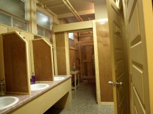 Vannituba majutusasutuses Auberge Internationale La Vieille École +150 fotot