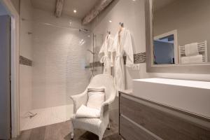 La salle de bains est pourvue d'une douche, d'une chaise et d'un lavabo. dans l'établissement Domaine De L´Oiseau, à Gergy