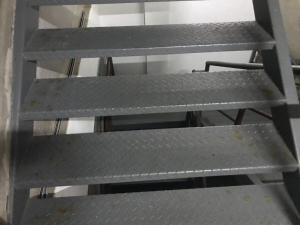 een set metalen planken in een kamer bij STUDIO 301 | WIFI 600MB | RESIDENCIAL JC, um lugar para ficar. in Belém