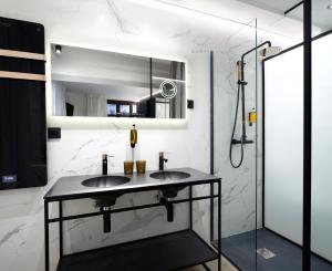 ein Badezimmer mit 2 Waschbecken und einem Spiegel in der Unterkunft Pension Ama Bilbao in Bilbao