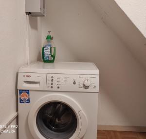 a washing machine with a bottle on top of it at Gasthaus Bikertreff in Gablingen