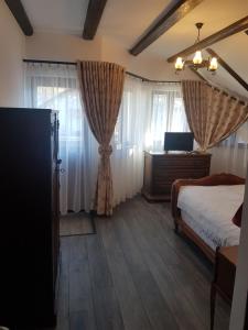 Llit o llits en una habitació de La Lorica in Bucovina
