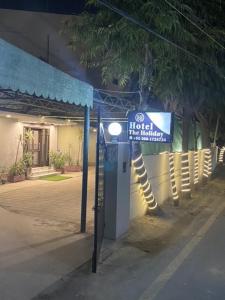 Hotel The Holiday في لاهور: علامة على جانب مبنى مجاور لشارع