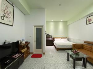 سرير أو أسرّة في غرفة في Bridgeside Homestay