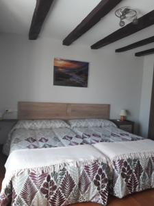1 dormitorio con 1 cama con edredón en Casa Rural Idiara, en Viscarret-Guerendiáin