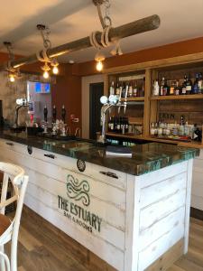 The Estuary - A Bar with Rooms tesisinde lounge veya bar alanı