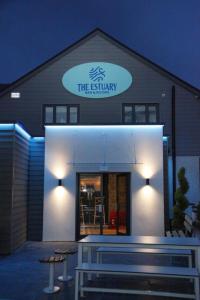 盆克勒伍德The Estuary - A Bar with Rooms的前面有长凳的建筑