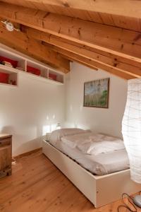 Ένα ή περισσότερα κρεβάτια σε δωμάτιο στο Chesa Pedra - Celerina