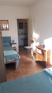 ein Schlafzimmer mit einem Bett und einem Schreibtisch in einem Zimmer in der Unterkunft Il Ciliegio del Pellegrino in Gubbio