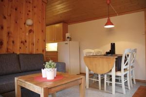 een woonkamer met een bank en een tafel bij Sølvgarden Cottages in Rysstad