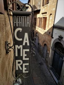 een bord aan de zijkant van een gebouw bij Affittacamere Valentina in Orvieto