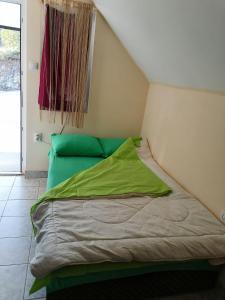 Rúm í herbergi á Vila NATAŠA