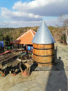 Byggingin sem sumarhúsið er í