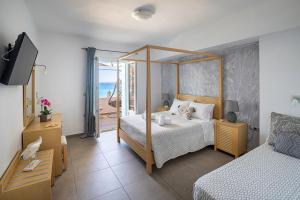 Кровать или кровати в номере Blue Harmony Hotel