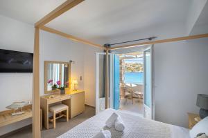 Кровать или кровати в номере Blue Harmony Hotel