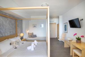 Blue Harmony Hotel في كينيون: غرفة نوم مع سرير وغرفة معيشة