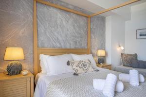 ein Schlafzimmer mit einem großen Bett mit weißen Kissen in der Unterkunft Blue Harmony Hotel in Kini