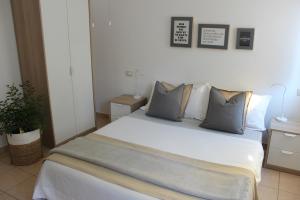 ein Schlafzimmer mit einem großen weißen Bett mit Kissen in der Unterkunft Casa Vacanze Giorgetta 2-3 piano in Chioggia