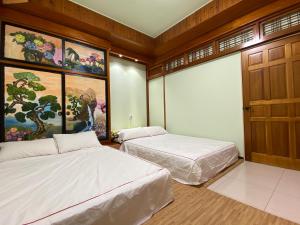 سرير أو أسرّة في غرفة في Bridgeside Homestay