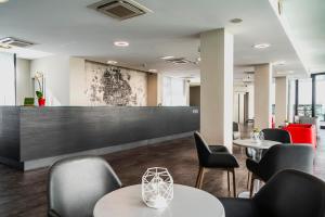 セグラーテにあるFasthotel Linateの机・椅子・壁付き事務所