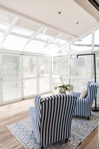 A seating area at Villa Forellenweg