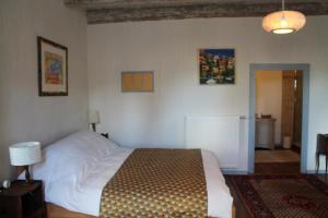 1 dormitorio con 1 cama en una habitación en L'Ancienne Ecole, en Vernassal