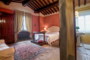 A bed or beds in a room at Tenuta Guardastelle - Agriturismo and vineyard