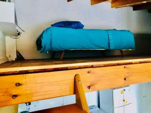 een bed op een houten tafel bij Alojamiento PISCIS in Puerto Madryn