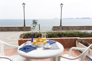 uma mesa branca com comida e sumo de laranja em Apartamentos Aldeas De Taray Club em La Manga del Mar Menor