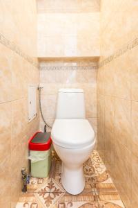 baño con aseo y cubo de basura rojo en Квартира на вулиці Краківській 34, en Leópolis