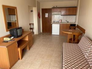 Kuchyň nebo kuchyňský kout v ubytování Tuntas Family Suites Kusadasi