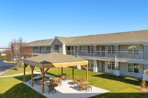 a building with a picnic shelter in front of it at Extended Stay America Suites - Kansas City - Lenexa - 87th St in Overland Park
