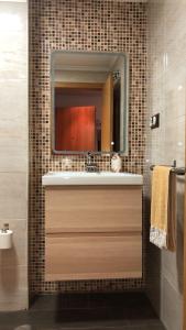 La salle de bains est pourvue d'un lavabo et d'un miroir. dans l'établissement San Román, à Oviedo