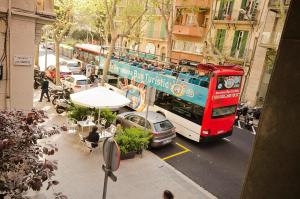 czerwony podwójny autobus na ulicy miejskiej w obiekcie Free Hostels Barcelona w Barcelonie