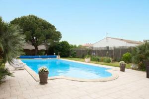 Kolam renang di atau di dekat Villa de 4 chambres avec piscine privee jardin clos et wifi a Aytre a 5 km de la plage