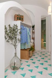 una stanza con un vaso e una pianta su un pavimento di Petrea Lifestyle Suites a Positano