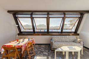 - un salon avec une table et un canapé dans l'établissement JOIVY Spacious Apt for 6, Near Train Station and Beach, à Sestri Levante