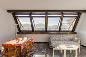 Posedenie v ubytovaní JOIVY Spacious Apt for 6, Near Train Station and Beach