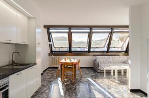 Kuchyňa alebo kuchynka v ubytovaní JOIVY Spacious Apt for 6, Near Train Station and Beach + 20 fotografií