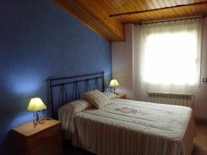 - une chambre avec un grand lit et une fenêtre dans l'établissement Turisme Rural El Janpere, à Sant Joan de les Abadesses