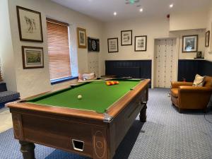 una sala de billar con una mesa de billar en una habitación en The White Hart Hotel en Moretonhampstead