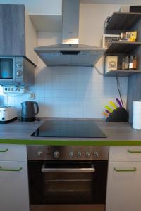 a kitchen with a stove top oven in a kitchen at Fewo Reutlingen Metzstraße OG 1 in Reutlingen