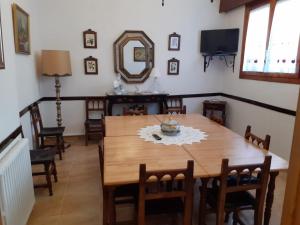jadalnia z drewnianym stołem i krzesłami w obiekcie ARCO DE VILLAHOZ w mieście Villahoz