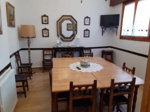 Un comedor con mesa y sillas de madera. en ARCO DE VILLAHOZ, en Villahoz