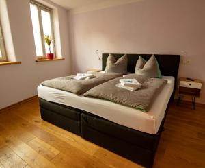 ein Schlafzimmer mit einem großen Bett in einem Zimmer in der Unterkunft Natürlich Kirchner Haus Katrin in Eisenach