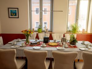 einen Tisch in einem Zimmer mit Stühlen und einem Tisch mit Essen in der Unterkunft Natürlich Kirchner Haus Katrin in Eisenach