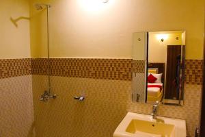 uma casa de banho com um lavatório e um espelho em Hotel Day In Lahore em Lahore