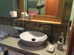Agii SarantaにあるDaria's Home - Seaview Tranquility & Relaxationのバスルーム(白い洗面台、鏡付)